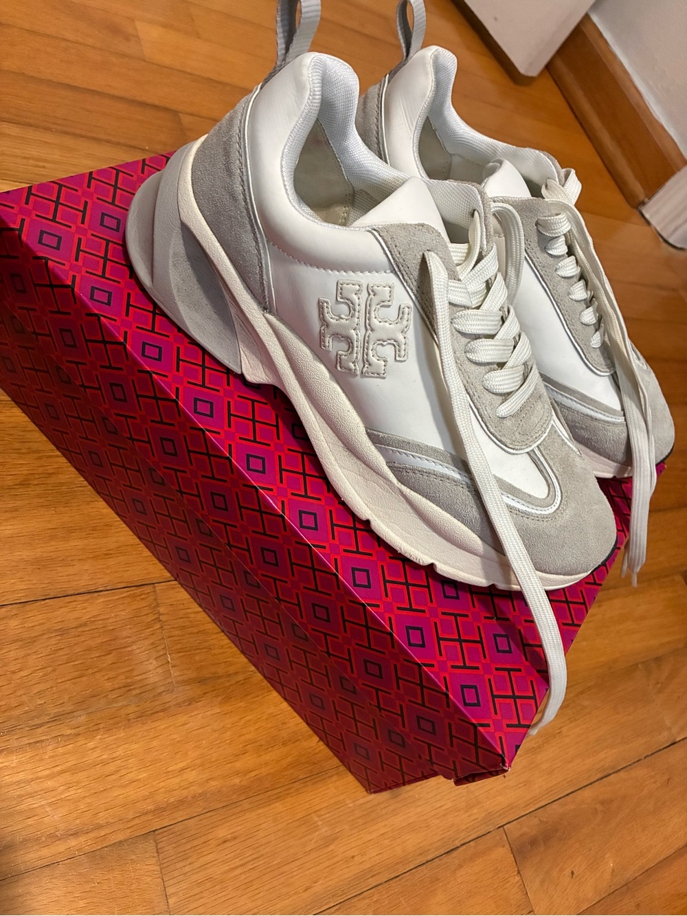 Tory Burch Good Luck Trainer Sneaker White New Ivory Gray Suede Logo 8.5 Authent - Picture 9 of 17